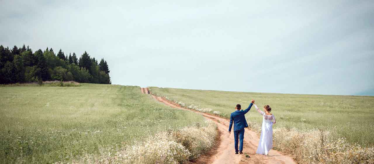 草原を歩く夫婦